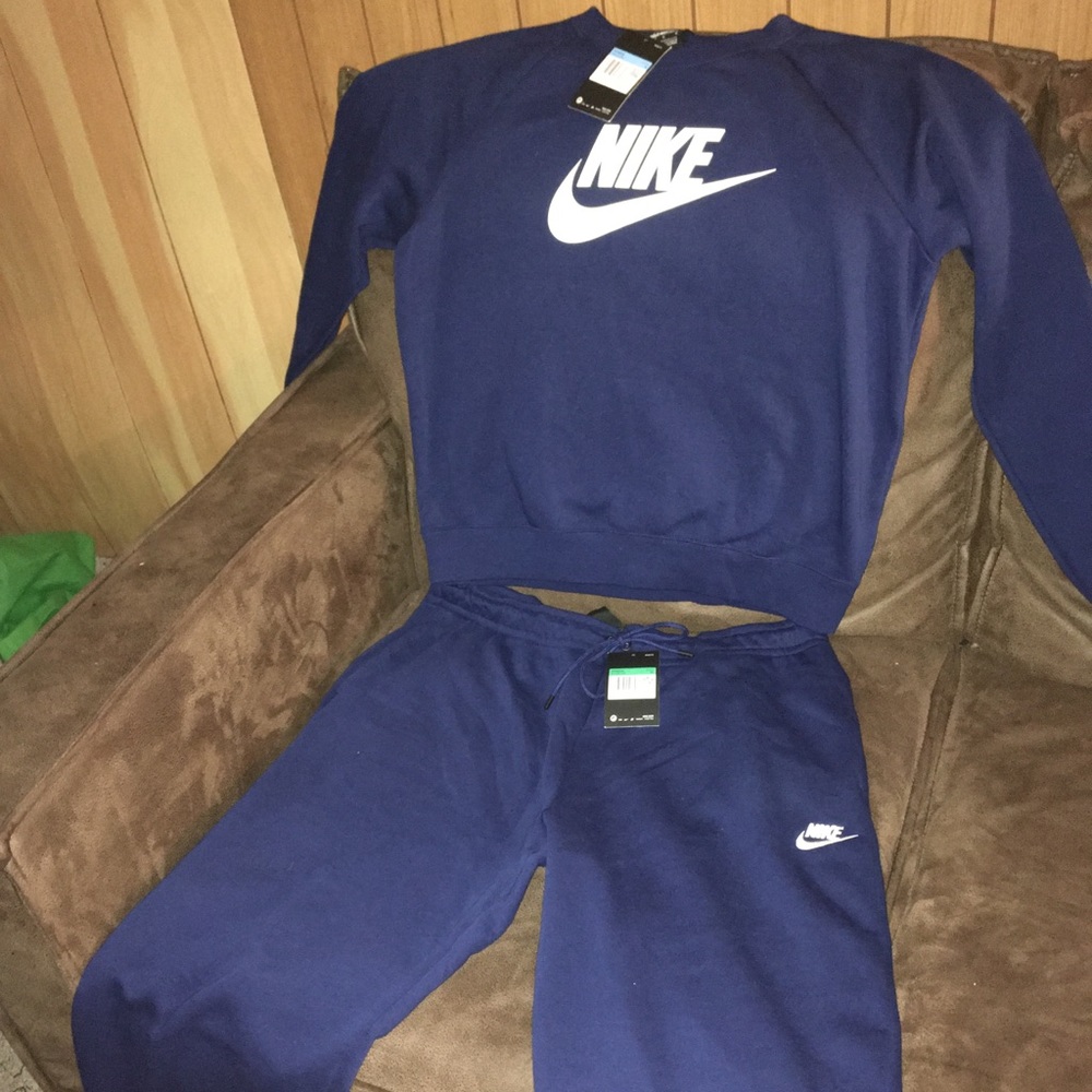 Med Women’s Nike Sweatshirt & Women’s Sweatpants